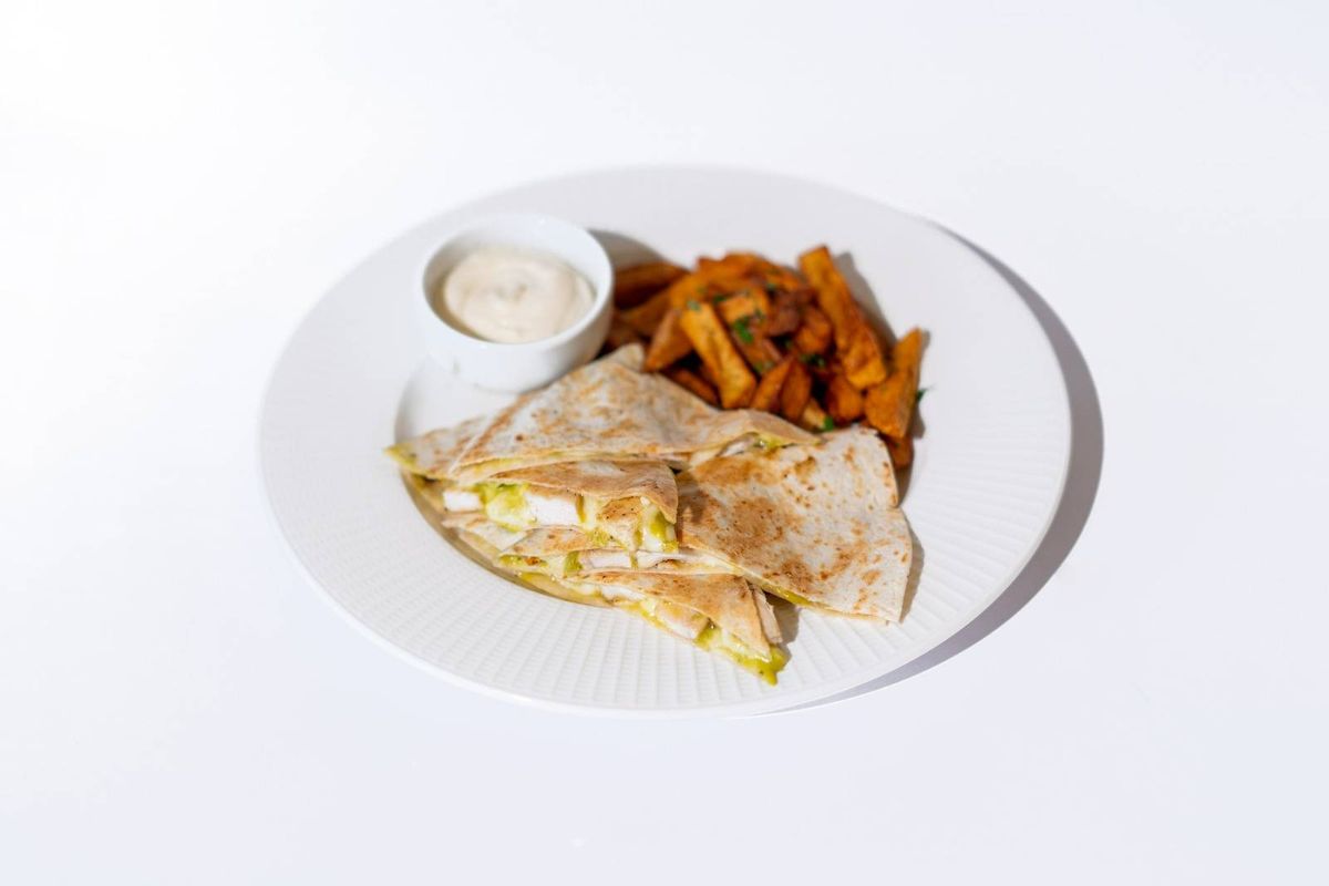 Quesadilla cu Pui și Guacamole